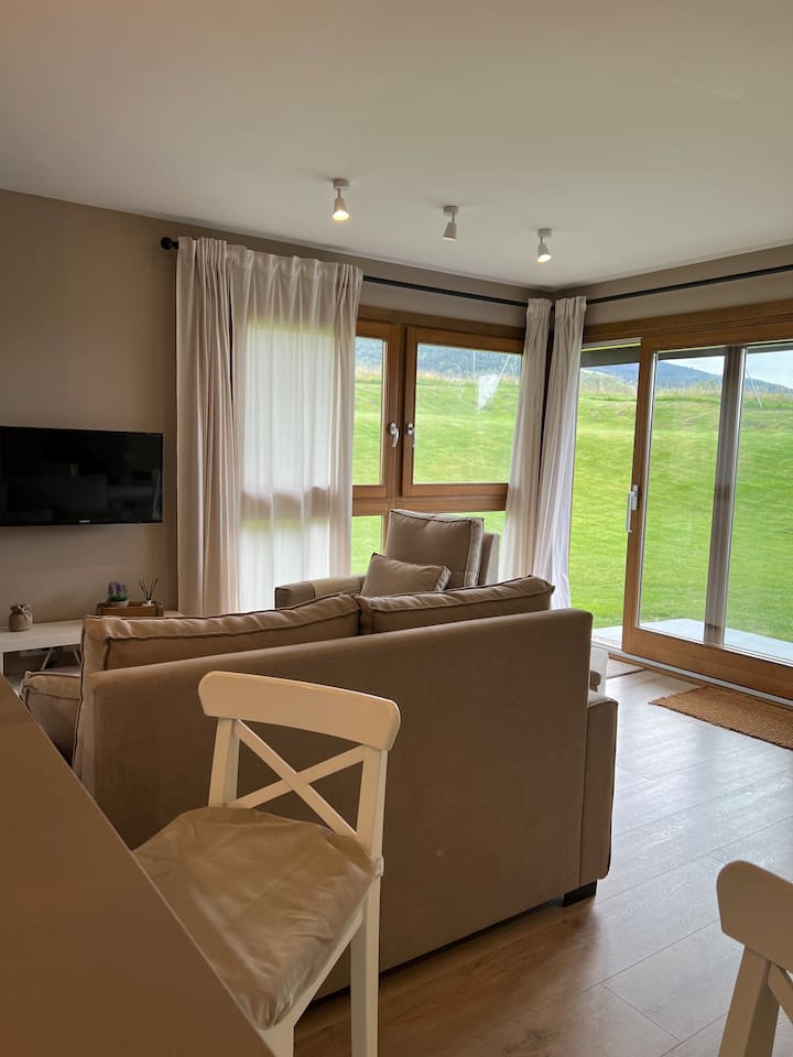 Sol durante todo el dia y gran vista al jardín donde pueden estar los niños jugando sin ningun peligro