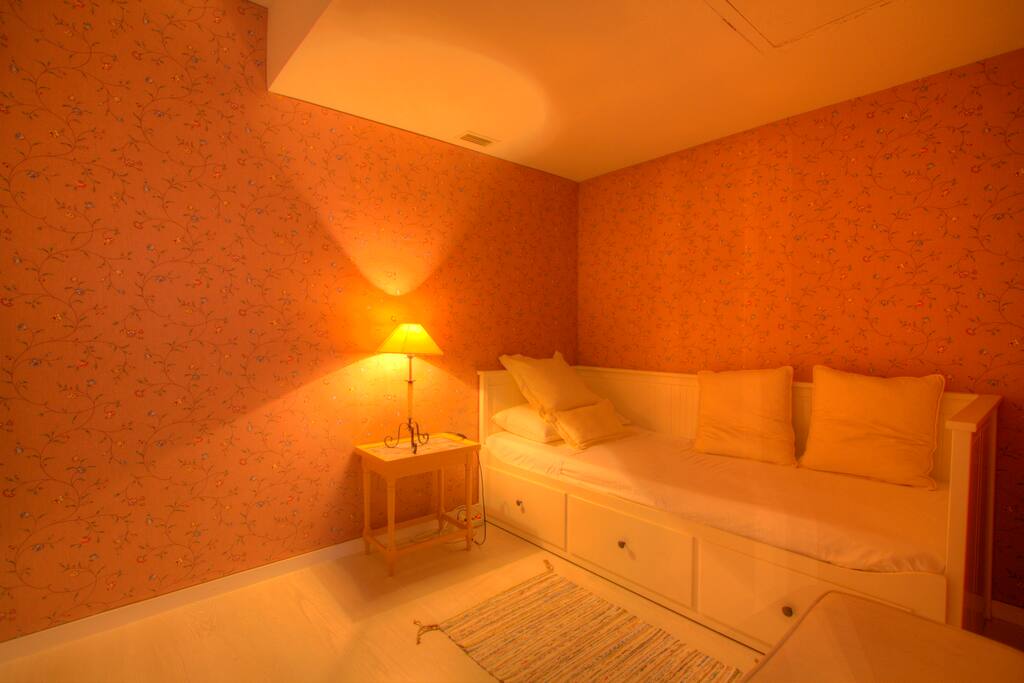 Independent studio with private entrance