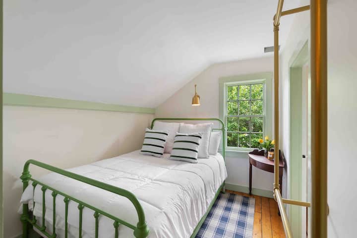 Segundo dormitorio con cama tamaño queen.