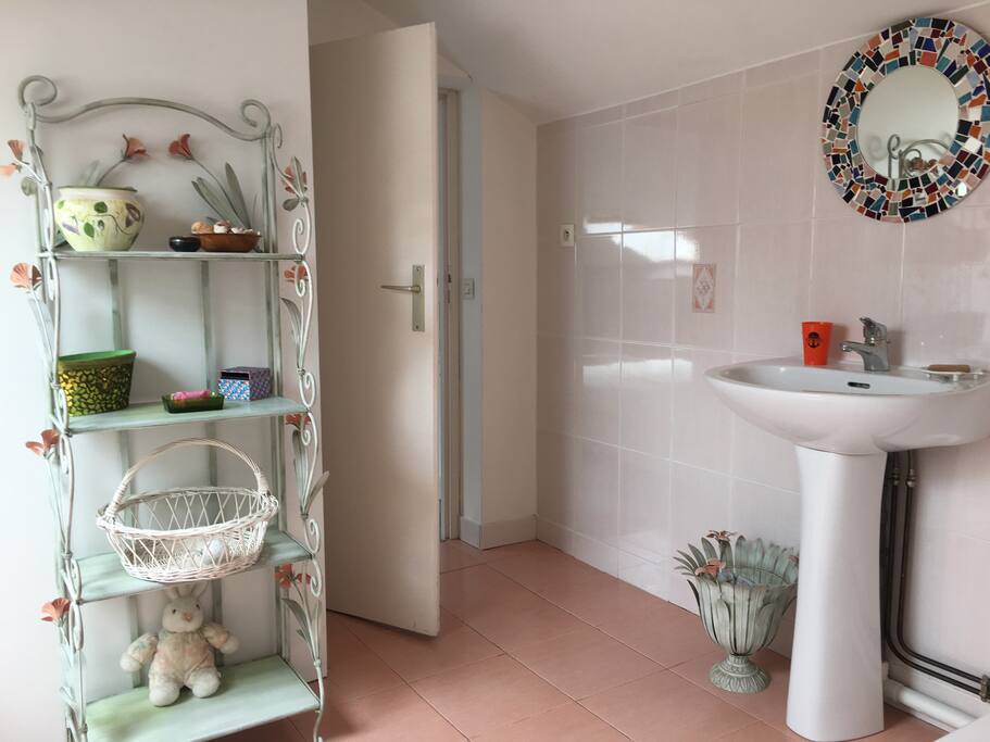 Grande salle de bain réservée aux voyageurs attenante à la chambre