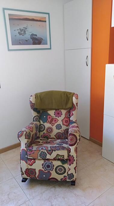 Cómodo sofá mecedora para descansar o leer.