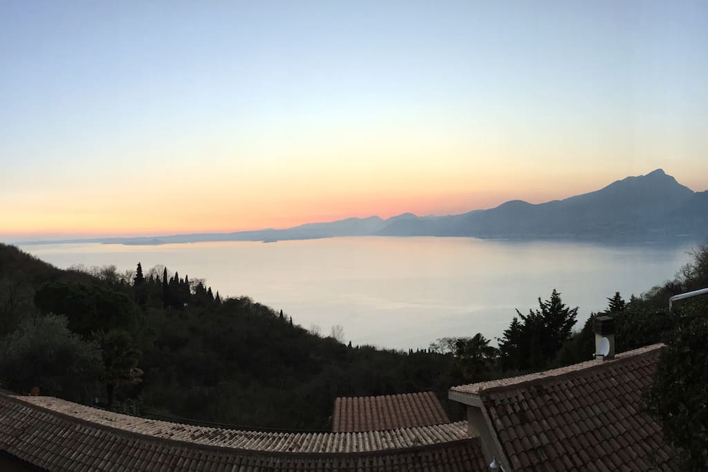 vista lago dal balcone di ingresso