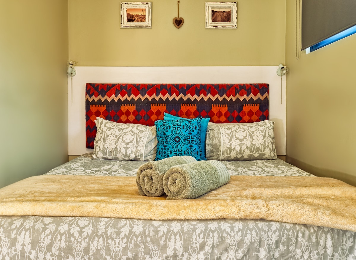 غرفة نوم رئيسية بسرير بمقاس كبير.