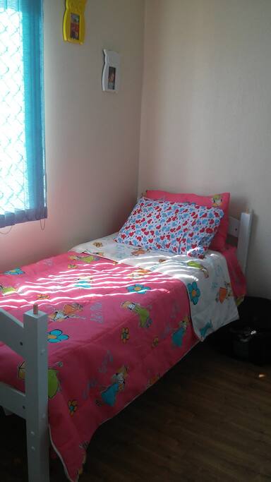 Pode ser 1 cama de solteiro. Jogo de cama limpinho, cores diversas.