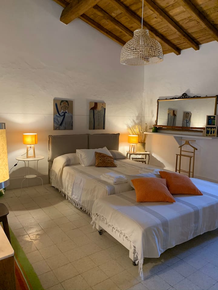 Საძინებელი ერთი ზომით. Ავეჯი დროში ბრუნდება გამოუყენებელი ნივთების ხელახლა აღმოჩენამდე და ჩვენი ისტორიის ხელახლა აღმოჩენამდე 