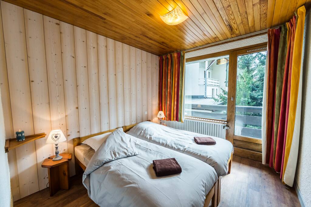 Chambre 1 avec deux lits simple pouvant être rapprochés pour faire un grand lit double