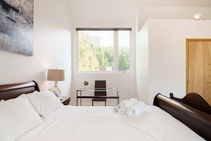 Century City Retreat with High Ceilings gallery image 2