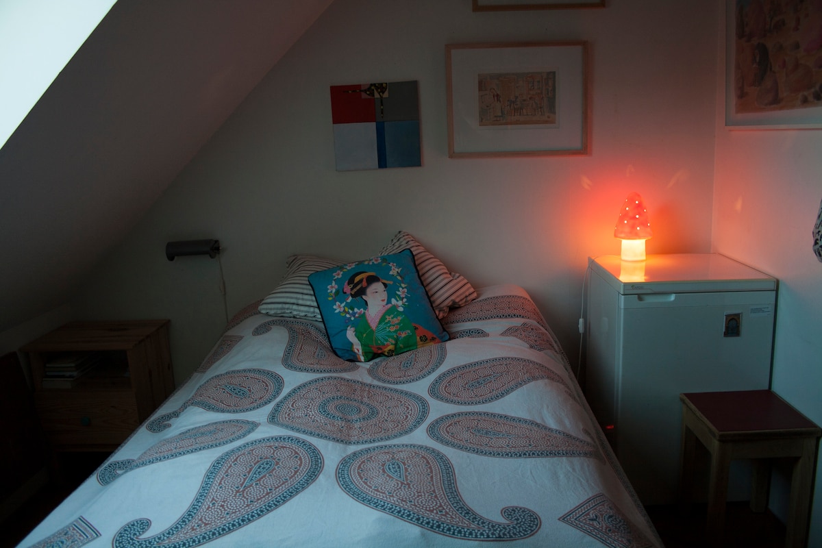 Dormitorio 2 con cama doble y nevera pequeña. 