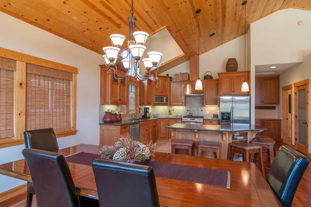 Couch,Furniture,Dining Room,Indoors,Room