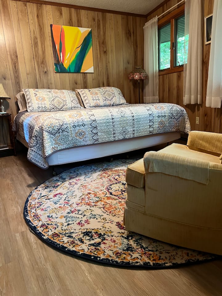 Брачен кревет (широк 180-220 см) во главната спална соба.