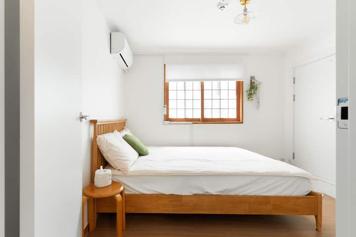 룸1
1 ორადგილიანი საწოლი, გვერდითი მაგიდა, საკიდები
1 სკამი, ფართო უნიტაზი
Კონდიციონერი, საყრდენი მანქანა 