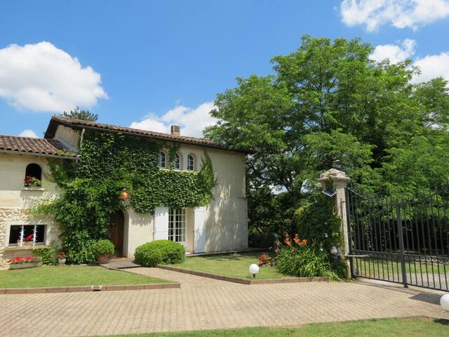 Charming house on the hillsides of Bordeaux gallery image 2
