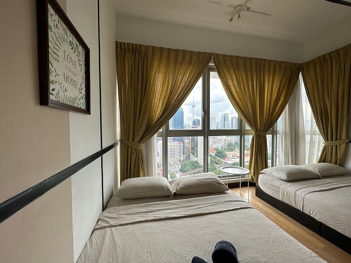 חדר שינה ראשי עם 2 מיטות קווין סייז ונוף של KLCC