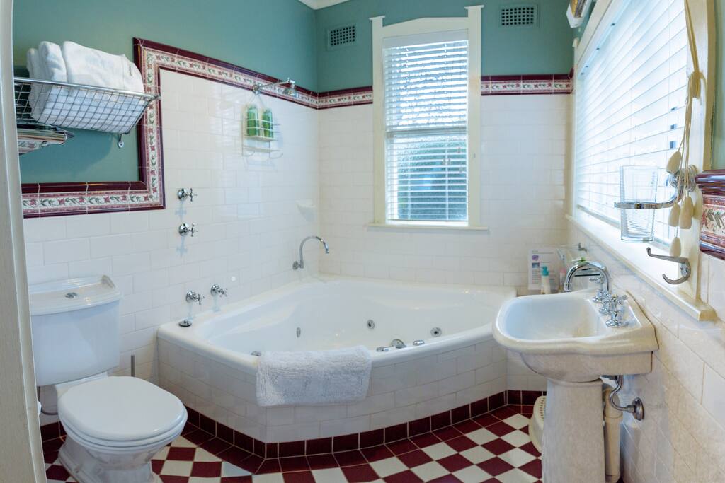 Amaroo spa & ensuite