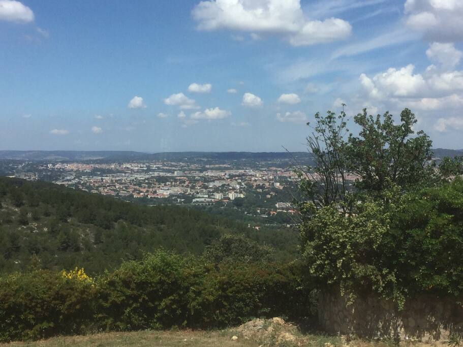 La vue sur Aix en Provence, depuis la baie vitrée de la maison.