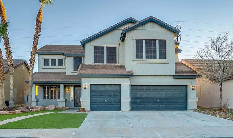 Amazing 5 Bed / 4 Bath Residence with Pool / Spa gallery image 2