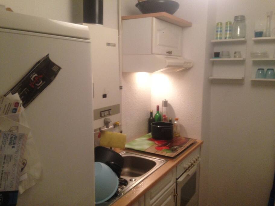 Küche mit Kühlschrank, Herd und Backofen