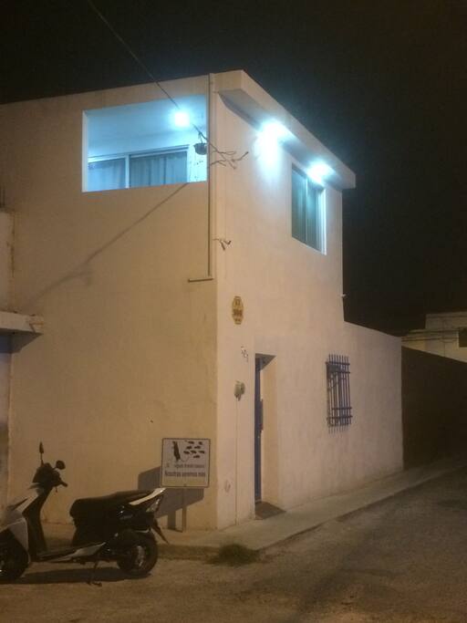 FACHADA NOCHE! CALLE MUY ALUMBRADA! Y SEGURA!