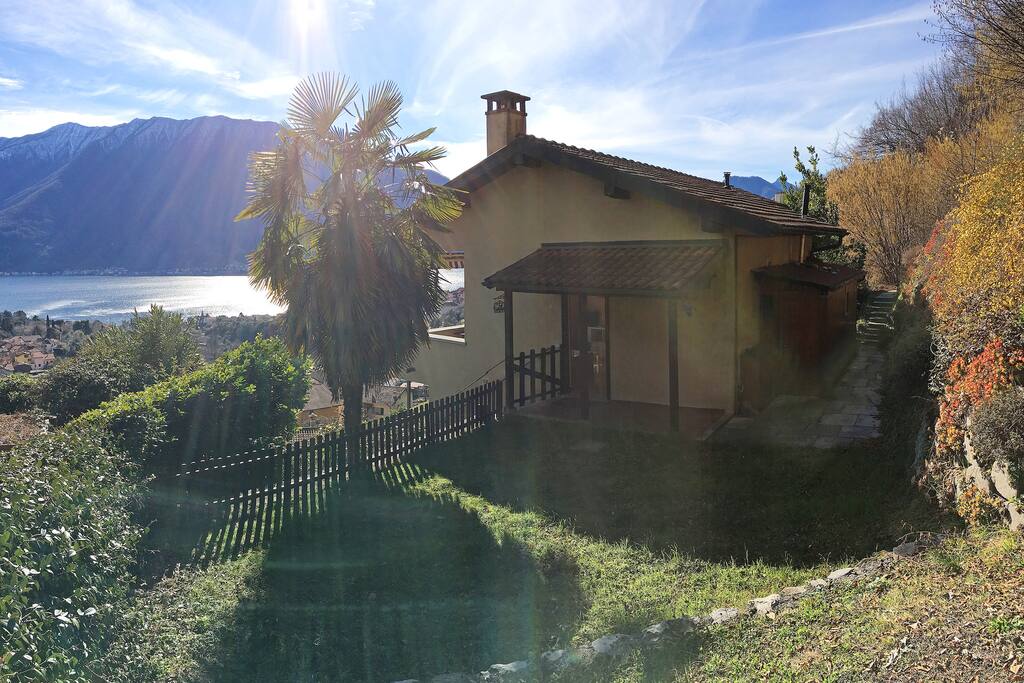 Private and out-of-sight garden with no vis-a-vis, with its unique breathtaking view the lake