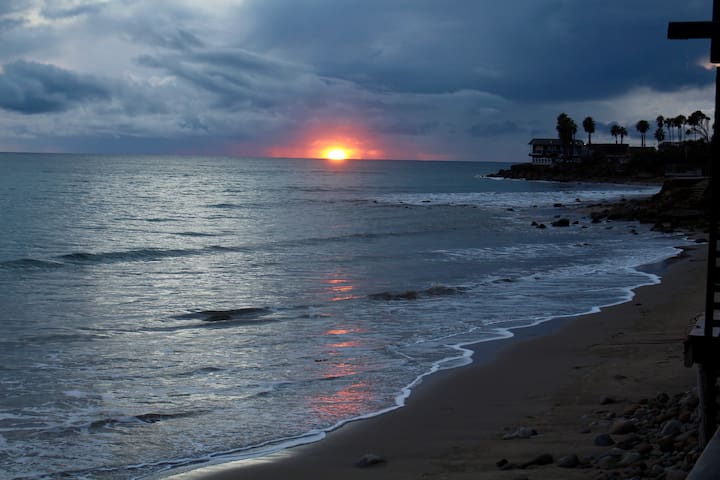 Beautiful Malibu Beachfront Two -Bedroom Retreat