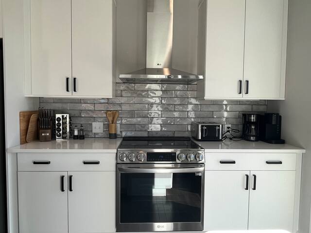 *4 miles to Downtown Asheville *2 Kings* Hot Tub* gallery image 5