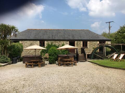 Huge Mill & Wheel House, dog-friendly w/hot tubs