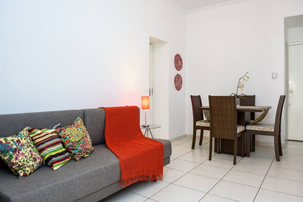 Visão panorâmica da sala de jantar e estar/Panoramic view of the dining room and living room/Vista panorámica de la sala de comedor y sala de estarsofa-cama para casal/sofa bed for couples/sofá cama para parejas