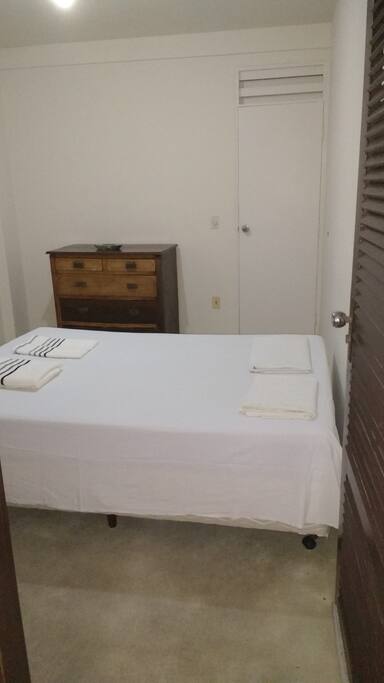 Quarto 02 - Cama de casal, é portas com fechaduras permitindo total descrição dos hospedes.