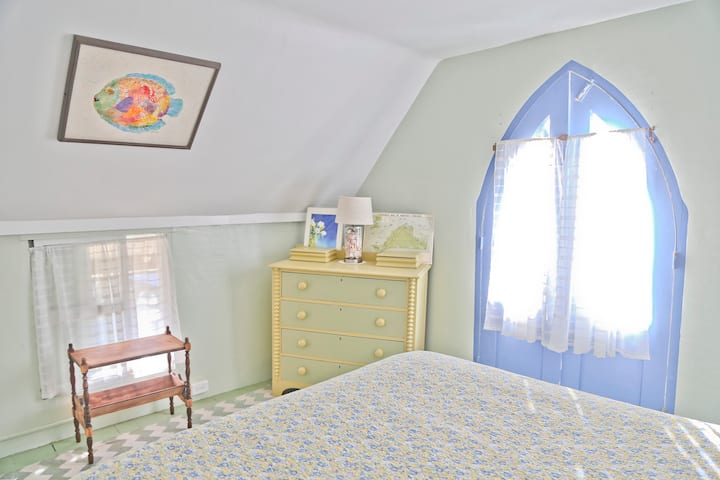 The upstairs front bedroom