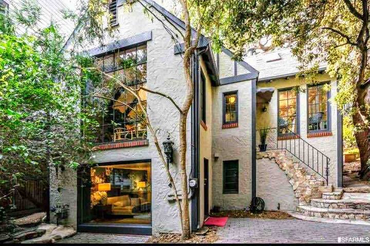 Heart of the City, surrounded by nature + hot tub