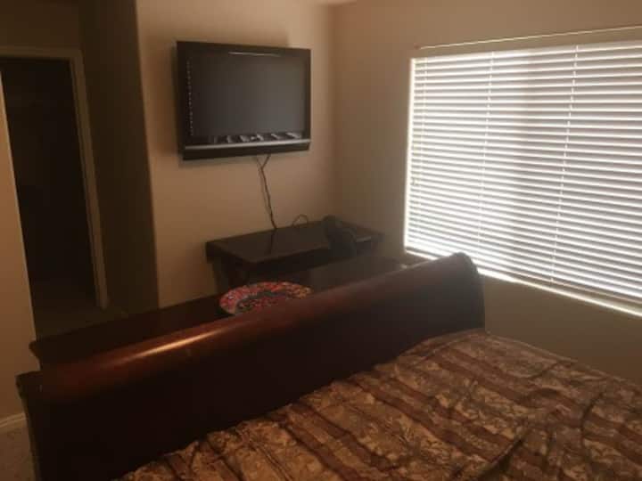 Veľká obrazovka a písací stôl v prvej spálni