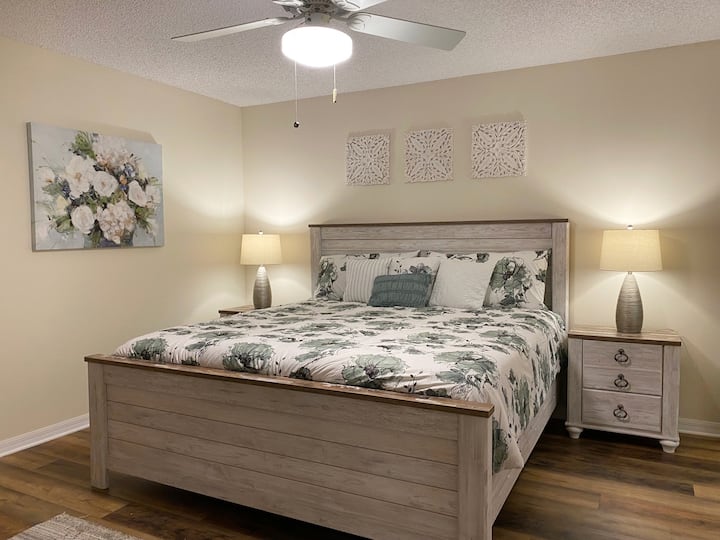 Apartmán s hlavnou spálňou s manželskou posteľou King, šatníkom a hlavnou kúpeľňou