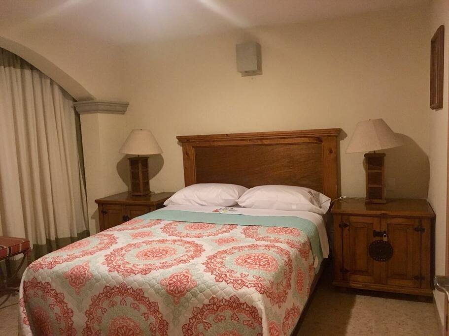 Recámara principal con cama matrimonial