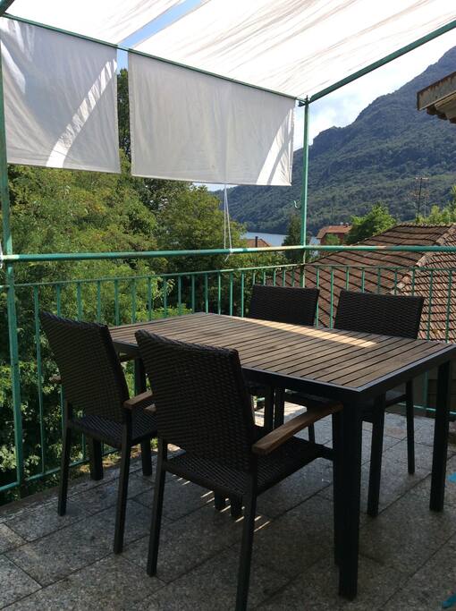 Terrasse, Blick auf See und Berge