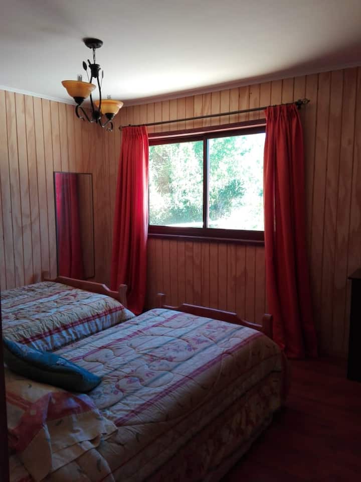 Საძინებელი ტერასას გადაჰყურებს და მცენარეულობის ულამაზესი ხედი იშლება