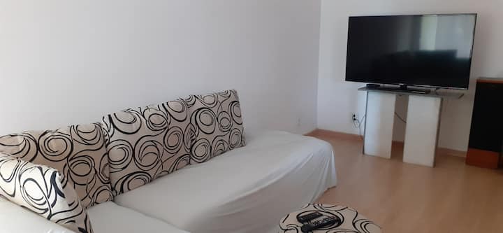 Sala con TV inteligente de 50 pulgadas
