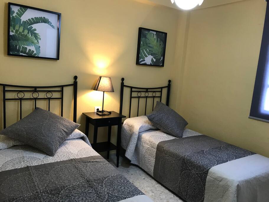 Dormitorio dos camas negro