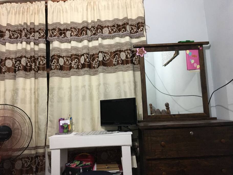 Comoda, escritorio, television por cable, abanico