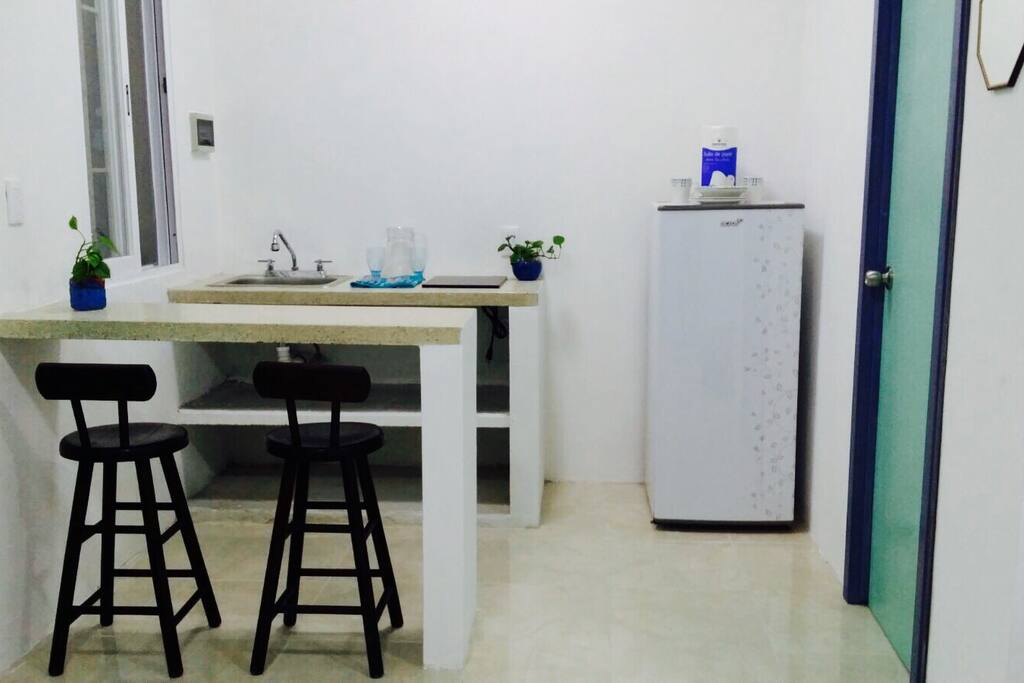 Refrigerador, parrilla eléctrica, fregadero, barra desayunadora