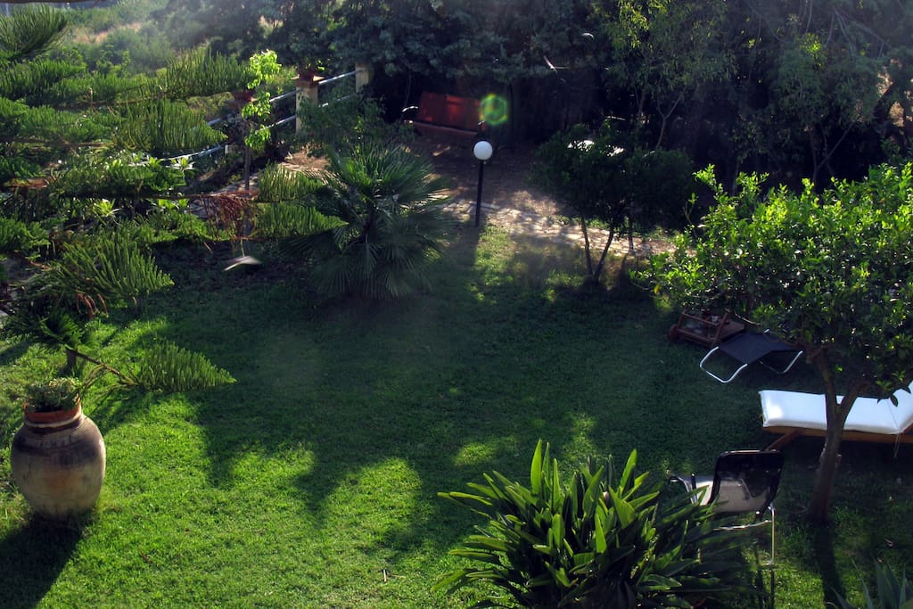 un angolo del giardino visto dal terrazzo