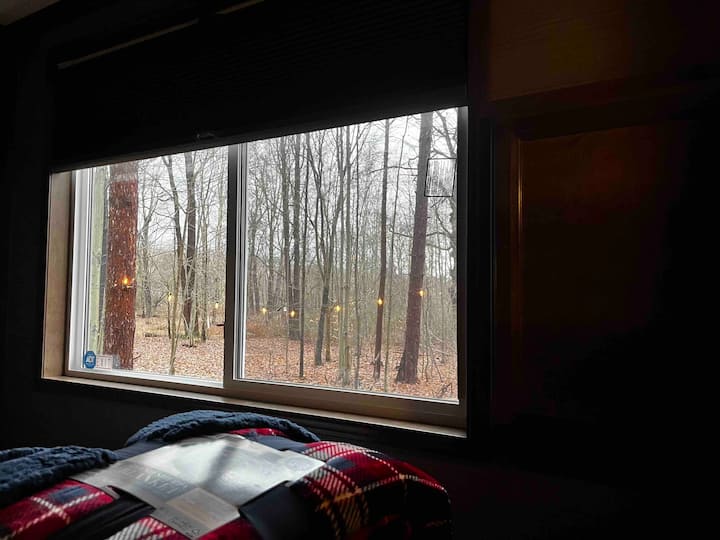 Гледајќи надвор од главната спална соба во убава зимска ноќ
