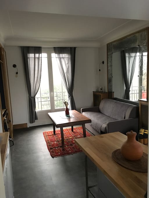 canapé convertible et accès au balcon