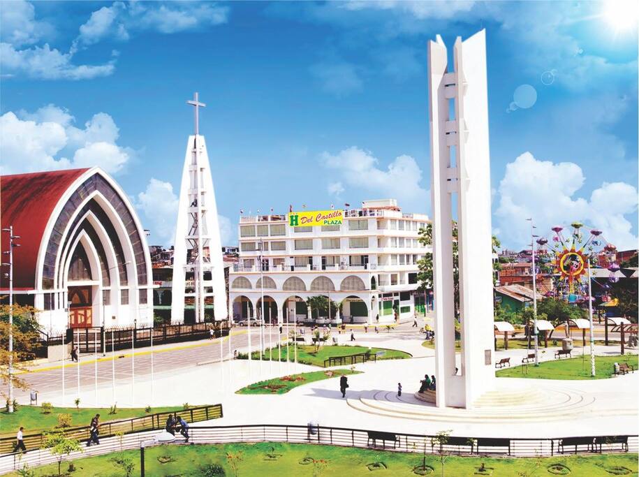El nuevo hotel Del Castillo Plaza, disfruta de una ubicación exclusiva y privilegiada en la ciudad de Pucallpa, situada frente a la Plaza de Armas, en un entorno cultural, religioso, comercial, financiero y de ocio donde se emplaza los principales museos, su imponente Catedral, restaurantes, calles comerciales, bancos, centros de entretenimiento y afines.
