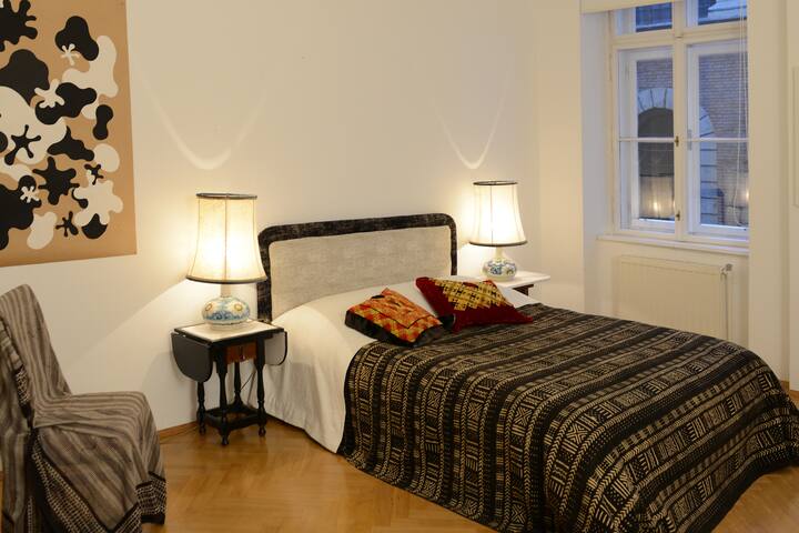 delightful sunbathed city-apartment gallery image 4