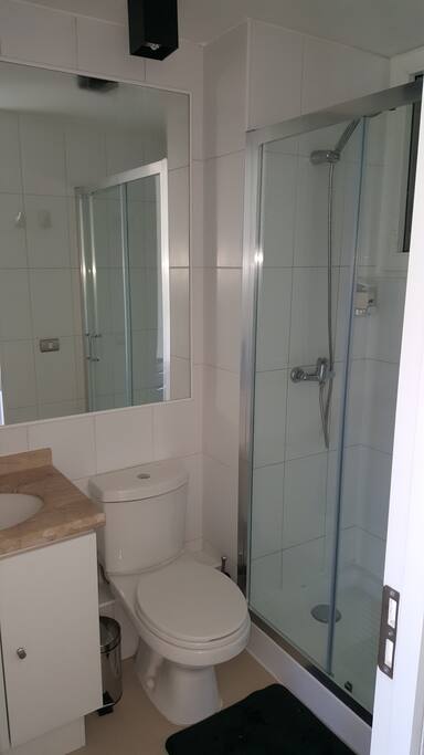 el apartamento posee 2 baños. Esta imagen corresponde al principal en suite.