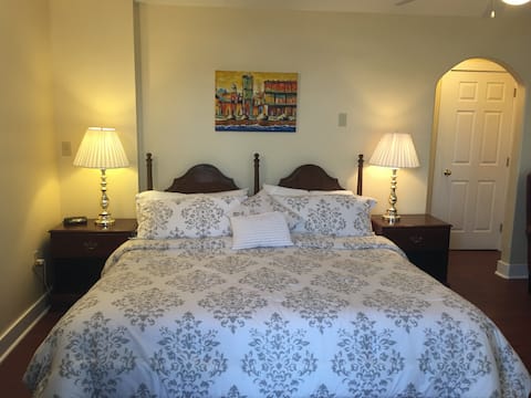 Come From Away B&B Inn - Waterfront - Captain's Quarters (Room 2)