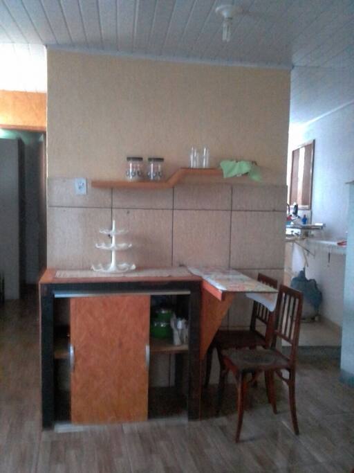 cozinha com bancada para refeicao