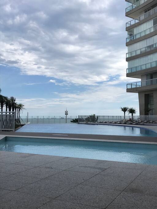 Piscina borda infinita e piscina infantil