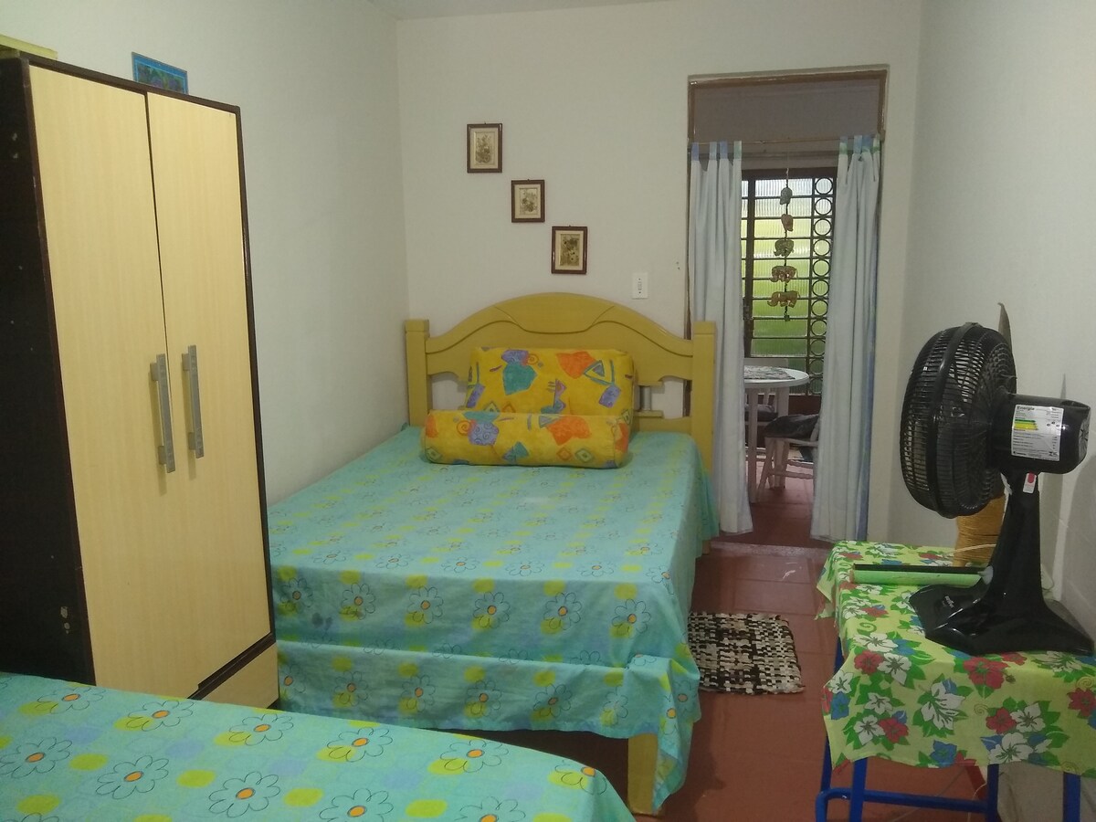 卧室1  
2张双人床
小衣柜和风扇，这个房间可通往客厅和另一间卧室 