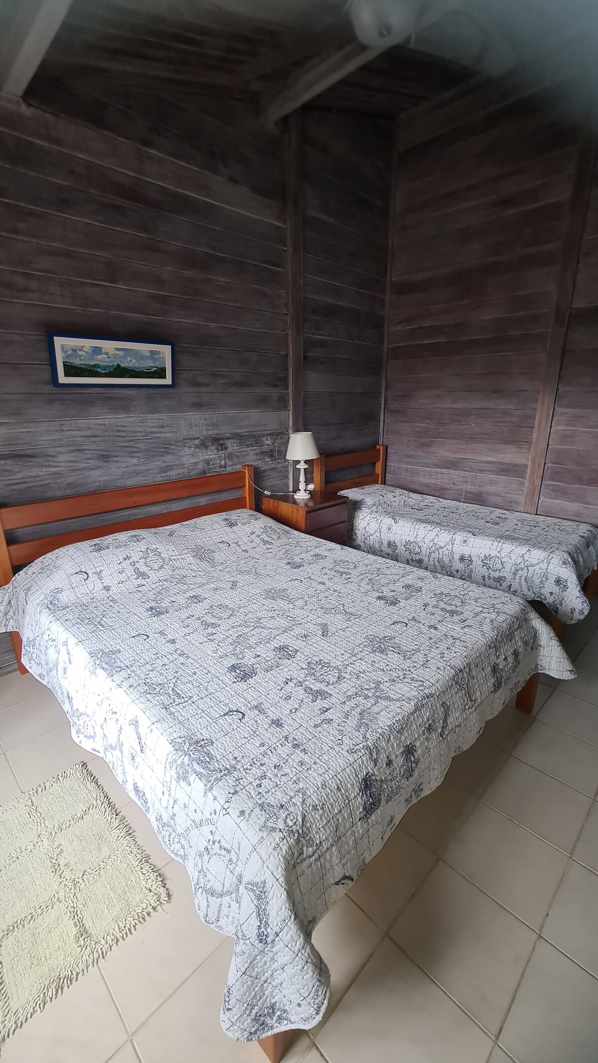 Suite 2 met een queensize tweepersoonsbed en een eenpersoonsbed.